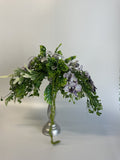 Fioletowy storczyk na srebrnej nodze z kulami disco