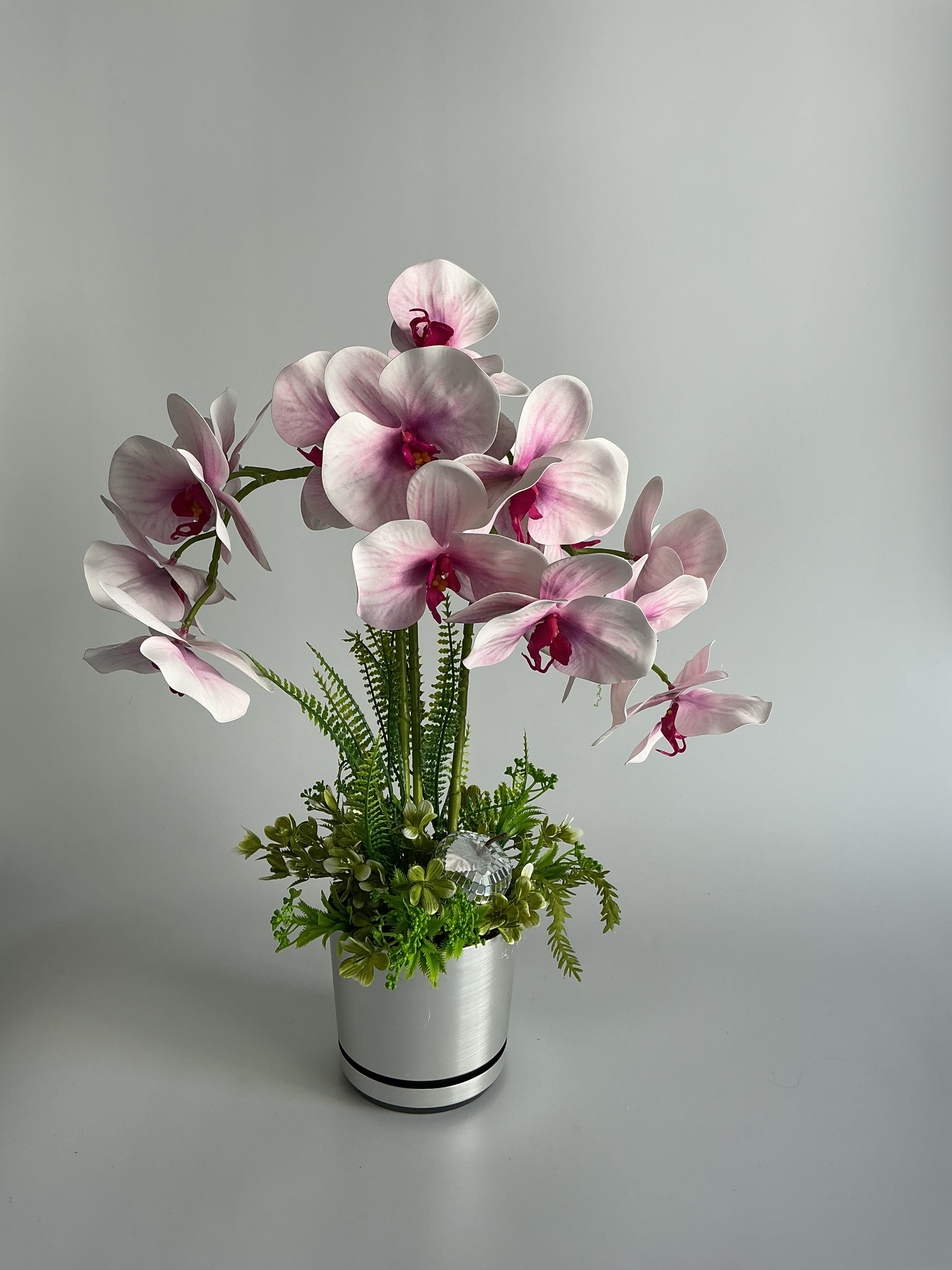 Stroik z różową orchideą w srebrnej donicy