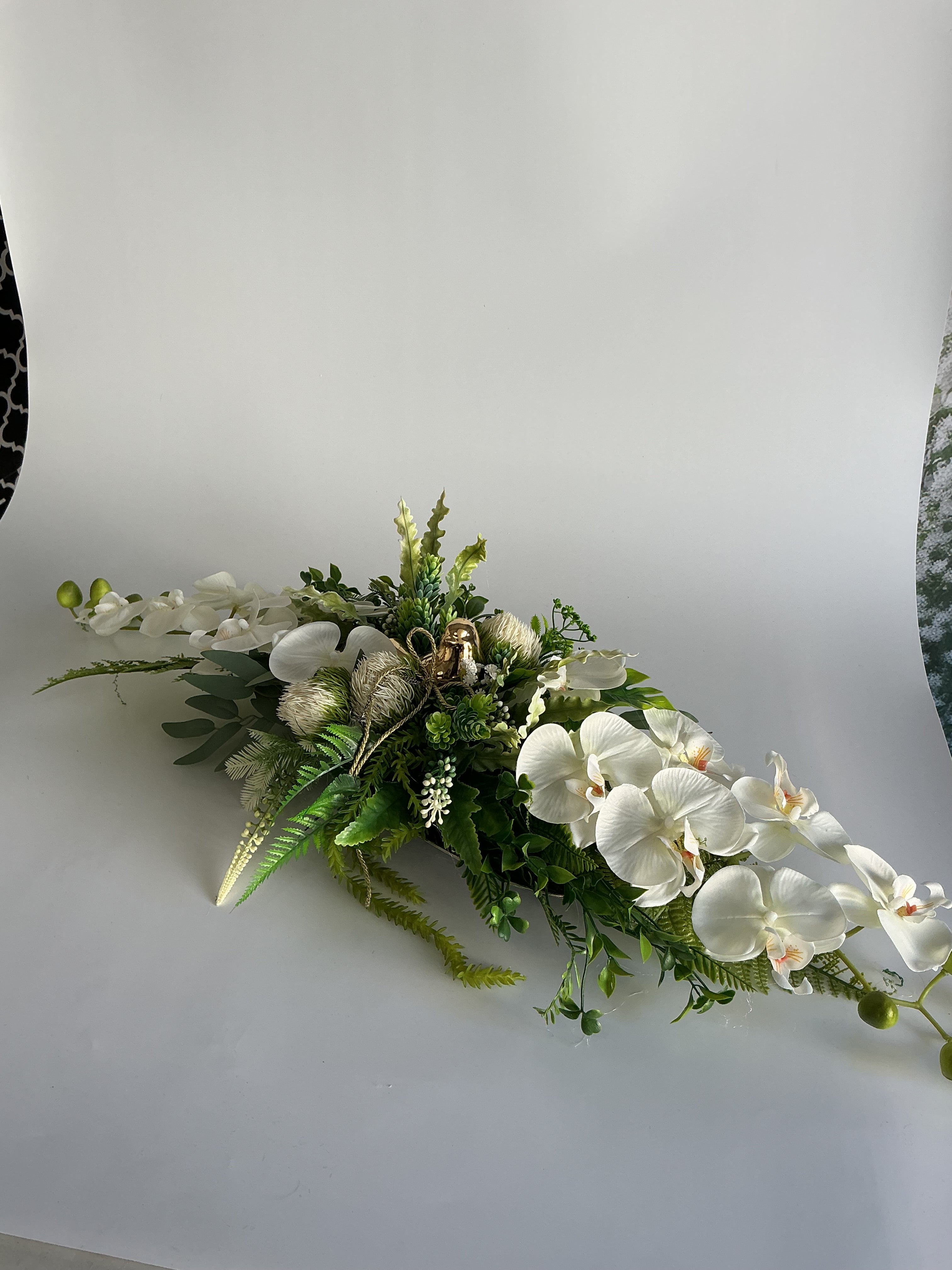 Stroik z białymi orchideami i złotym akcentem