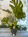 Sztuczna monstera w doniczce z kulą disco