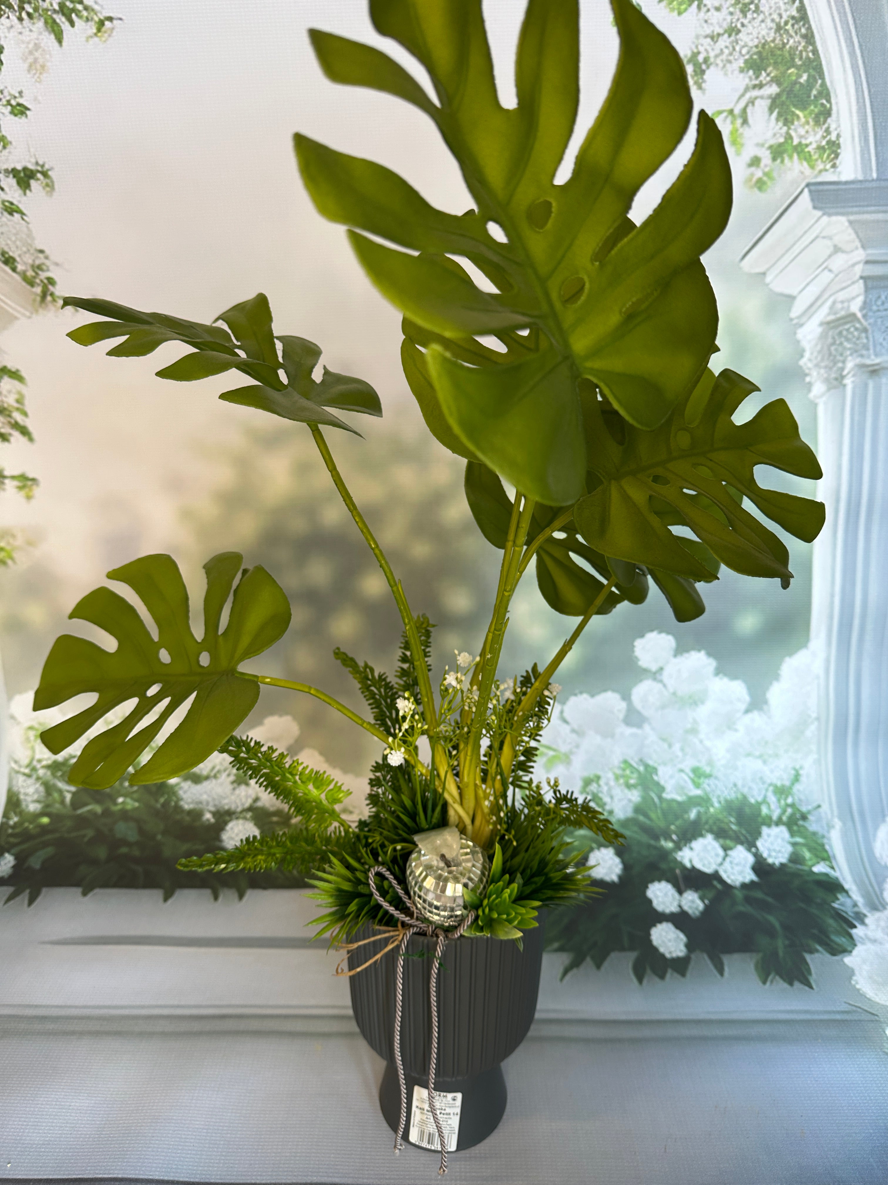 Sztuczna monstera w doniczce z kulą disco