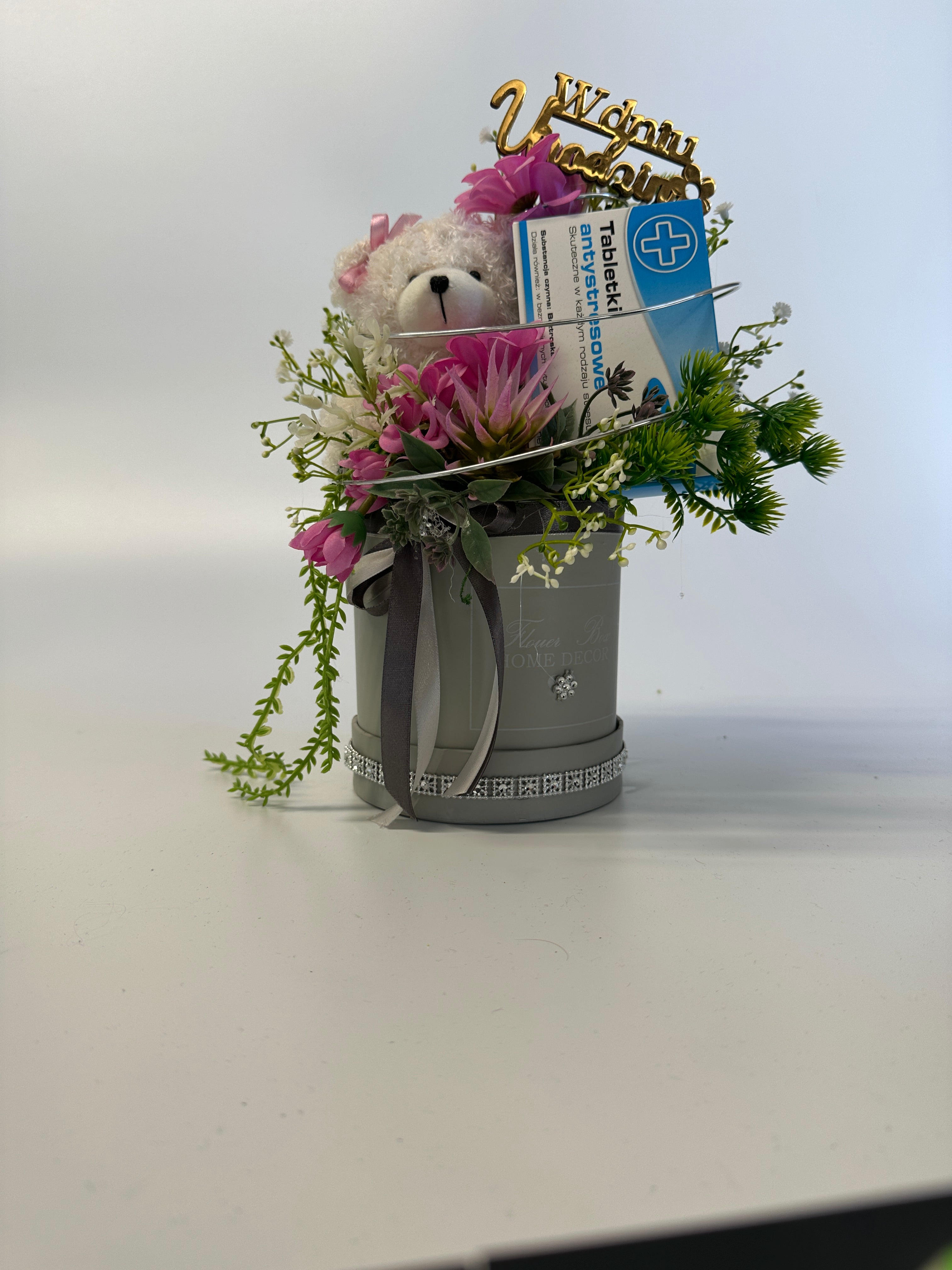 Flowerbox urodzinowy z misiem i tabletkami antystresowymi