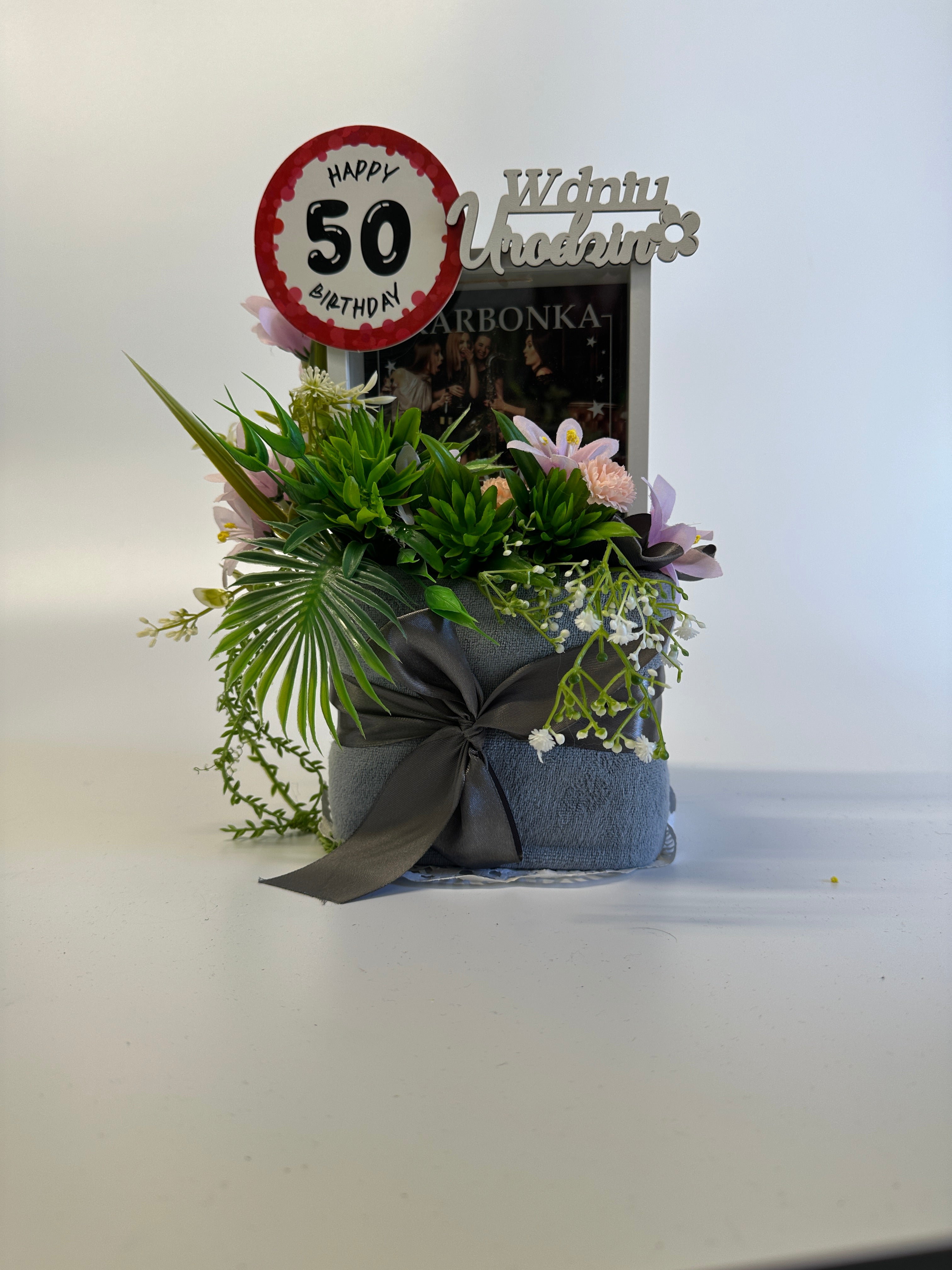 Prezent na 50. urodziny z ręcznikiem i ramką-skarbonką