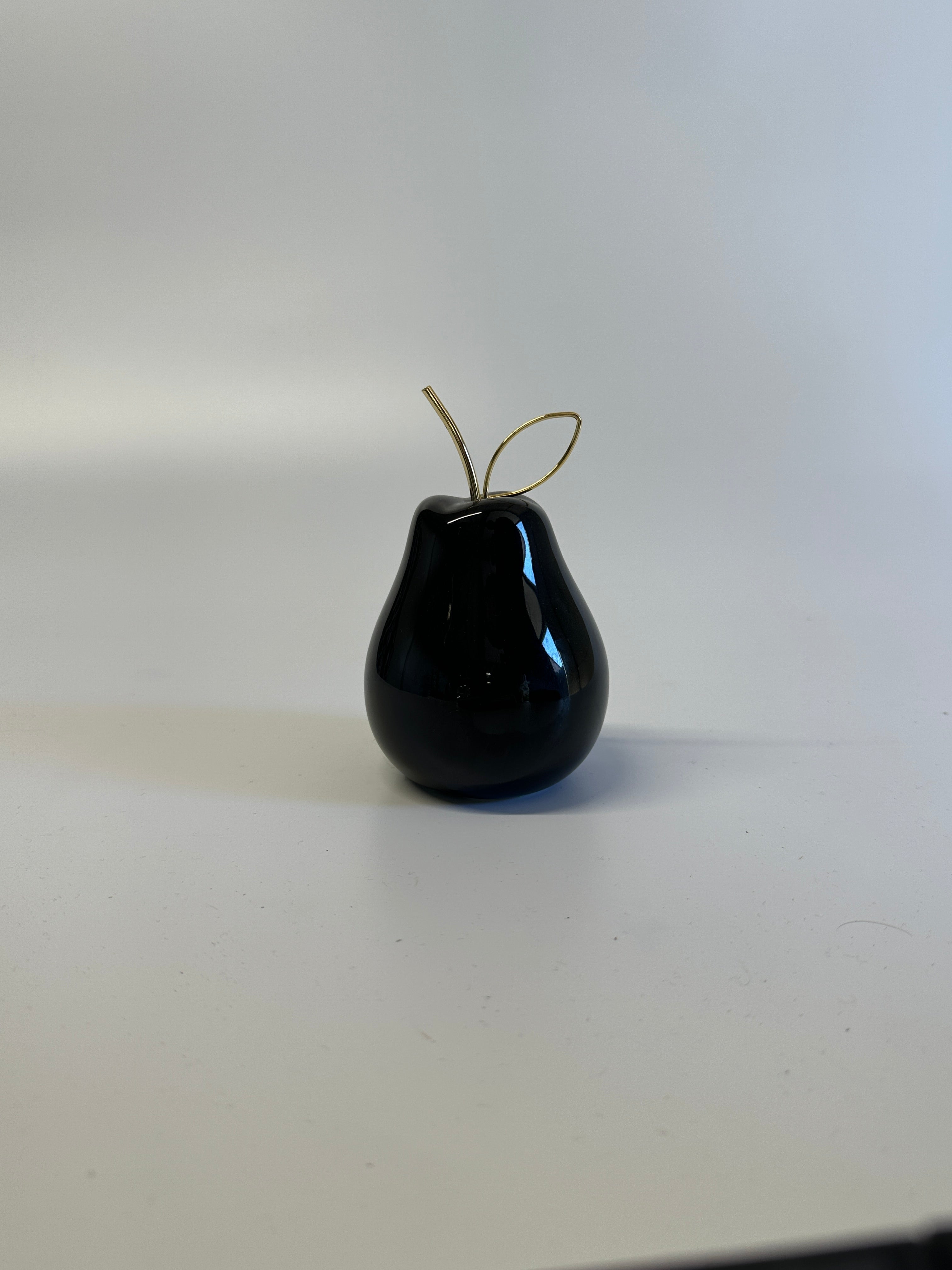 Ceramiczna figurka gruszki