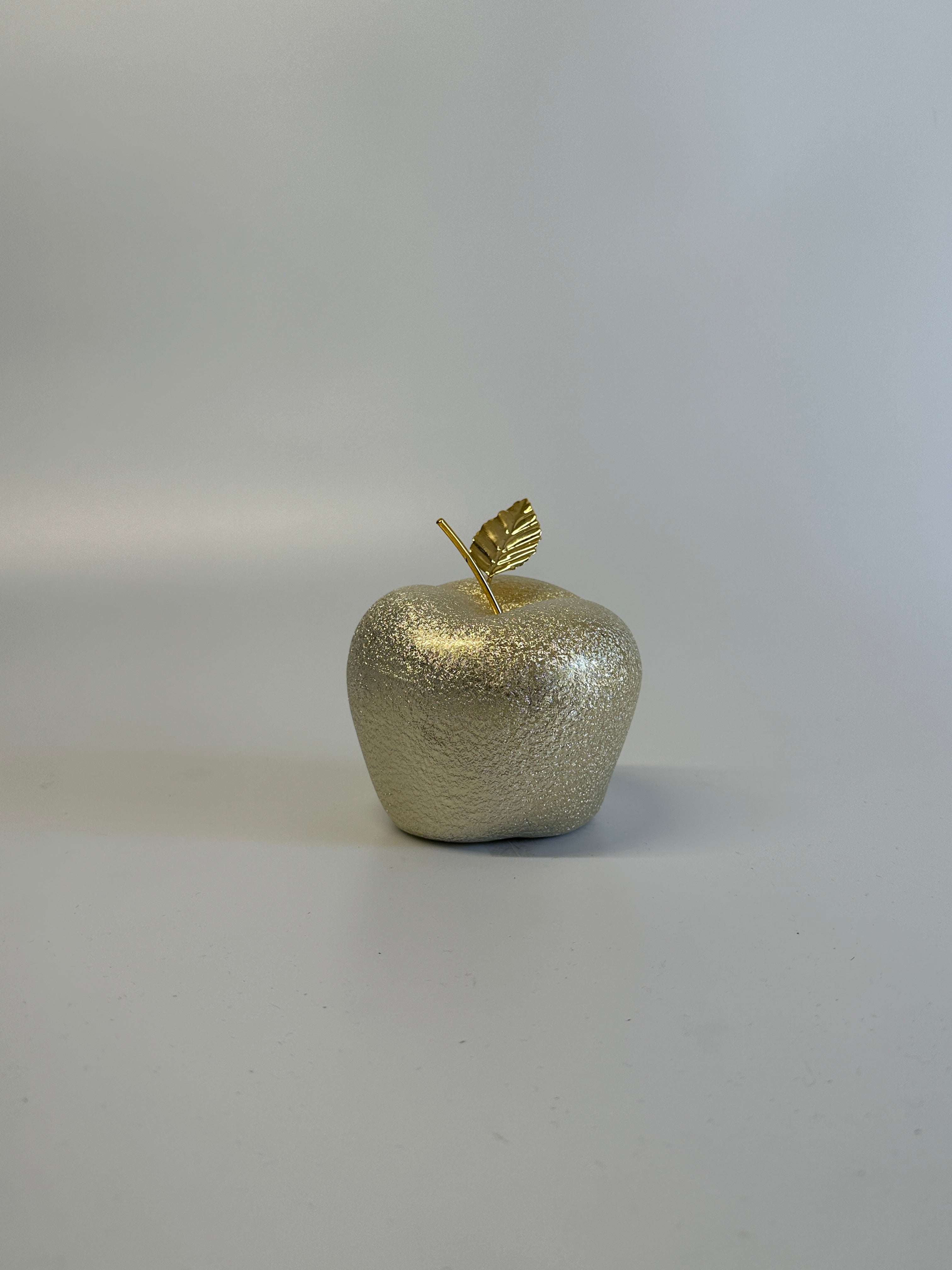 Złota figurka jabłka