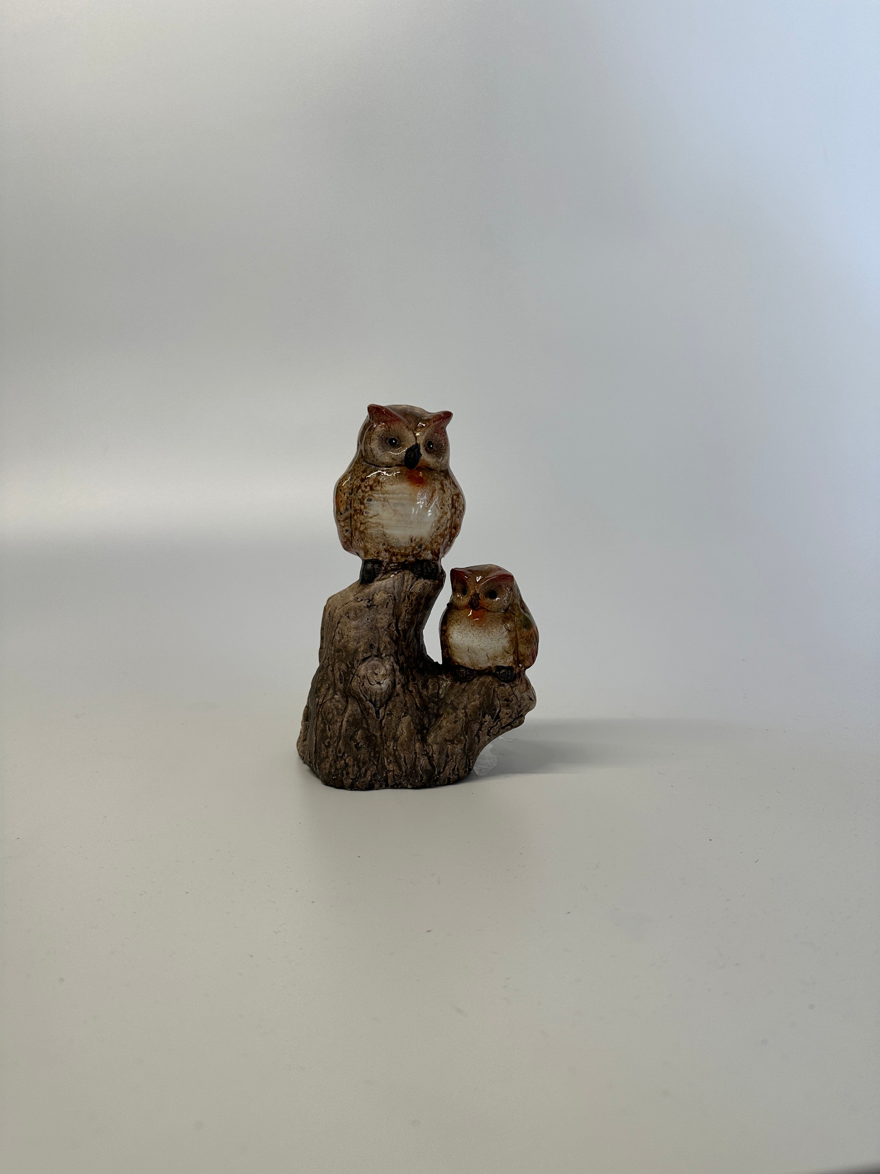 Figurka dwóch sów na pniu