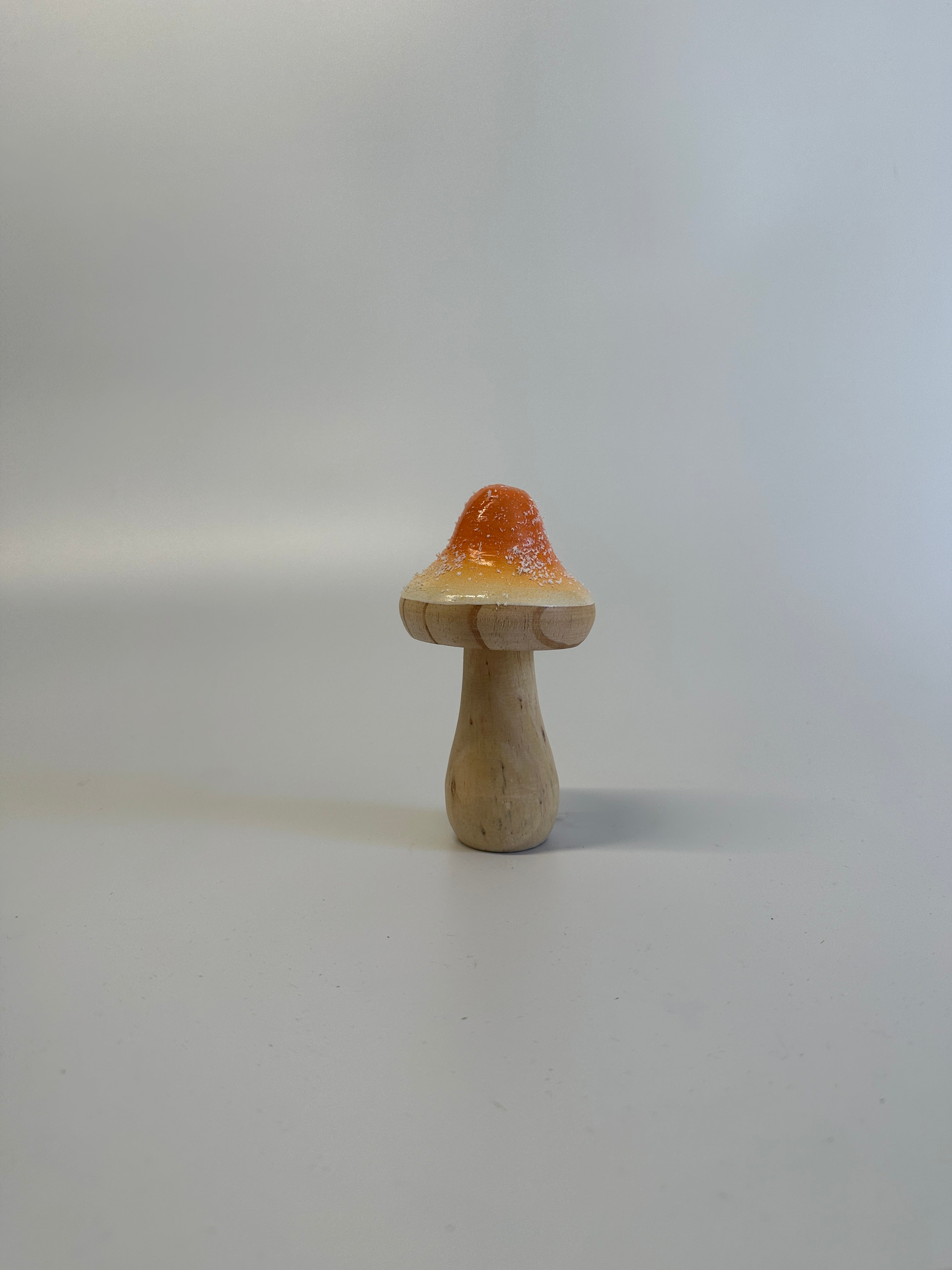 Drewniany grzybek z pomarańczowym kapeluszem